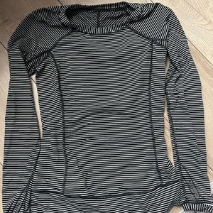 Lululemon long sleeve size 4